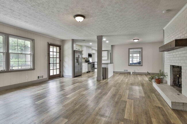 Foto del edificio - 5011 Pineview Terrace