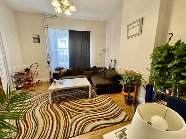 Building Photo - 686 Parker St