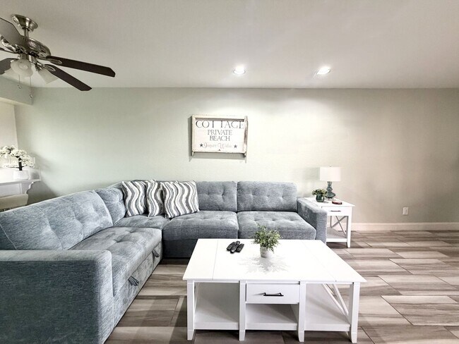 Foto del edificio - AVAILABLE NOW!! Charming FURNITURE OPTIONAL 1 Bed/2 Bath In Palm Springs Deauville Community!!