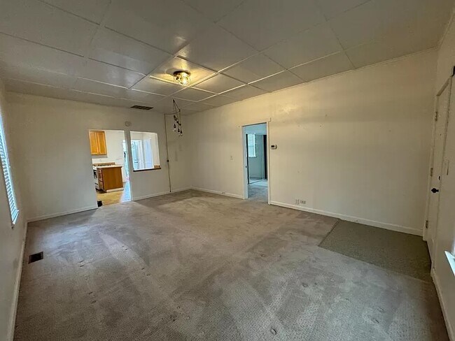 Building Photo - 320 Williams Ave N