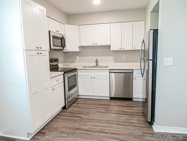 Building Photo - 723 S Berthe Ave