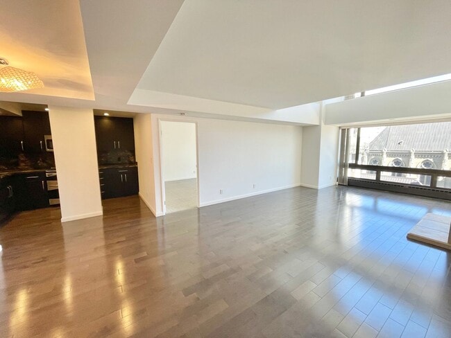 Building Photo - Iconic Gramercy Towers! 2 Story 2BR/2.5BA! 1,745SqFt!  VIEWS! Pool! Fitness! Pet! Parking!  Laund...