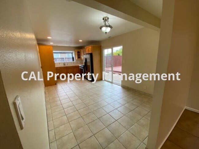Building Photo - 3 Bedroom and 3 Bathroom located in North ...