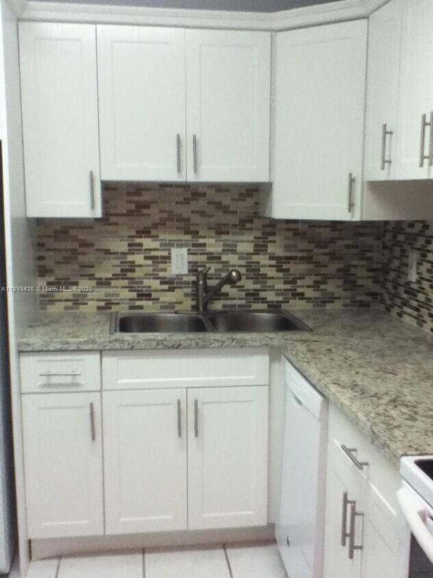 Foto principal - 4920 NW 79th Ave