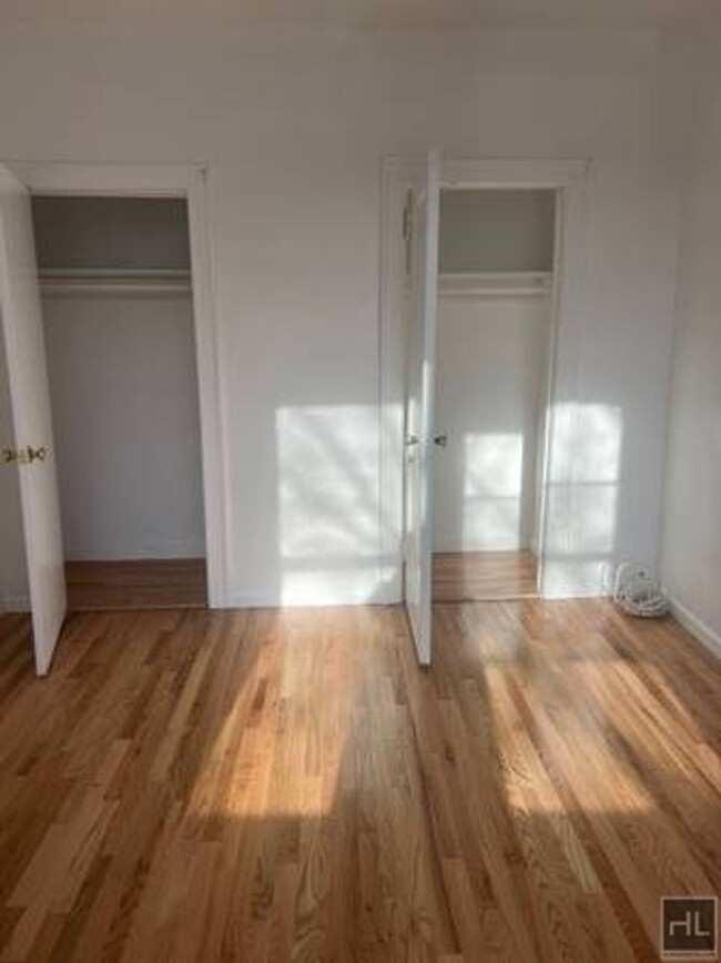 Building Photo - Large Central Astoria 2 Bedroom apartment