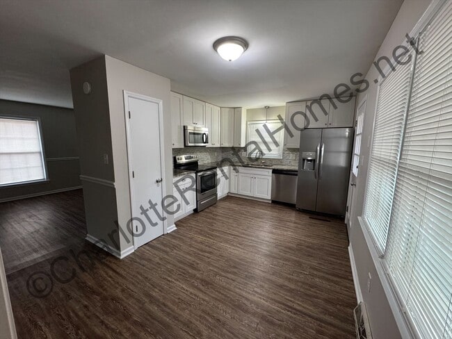 Building Photo - Nice split level home in Charlotte!