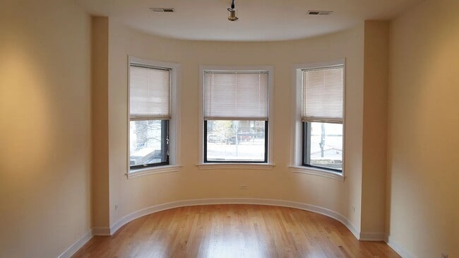 Building Photo - 4715 N Sheridan Rd