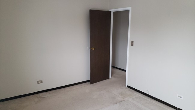 Building Photo - 700 W Ivanhoe Ln
