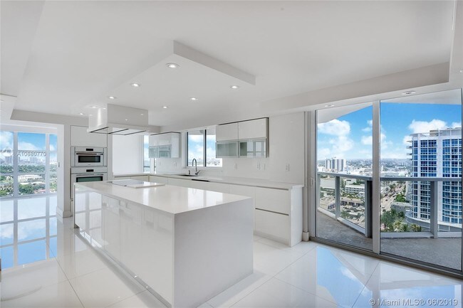 Building Photo - 6423 Collins Ave