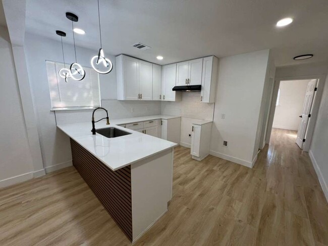 Building Photo - 2413 Brewster St