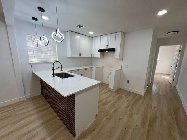 Foto del edificio - 2413 Brewster St