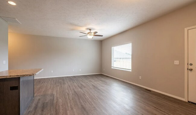Building Photo - Republic Duplex Available in April!