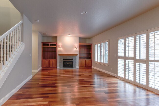 Foto del edificio - Beautiful 4 bedroom 2.5 bathroom home-Skyv...