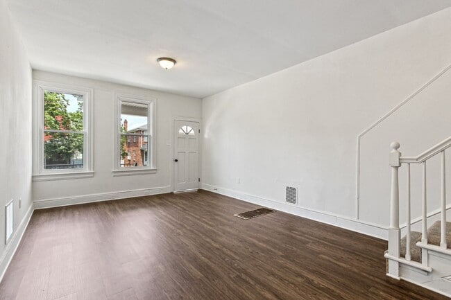 Building Photo - Spacious 5 Bedroom Home w/ Balcony, Porch & Yard Space!