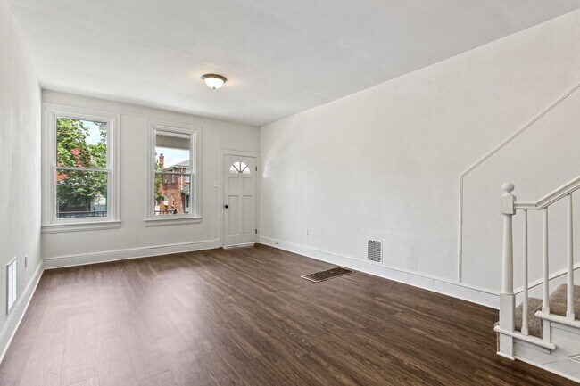 Foto del edificio - Spacious 5 Bedroom Home w/ Balcony, Porch & Yard Space!