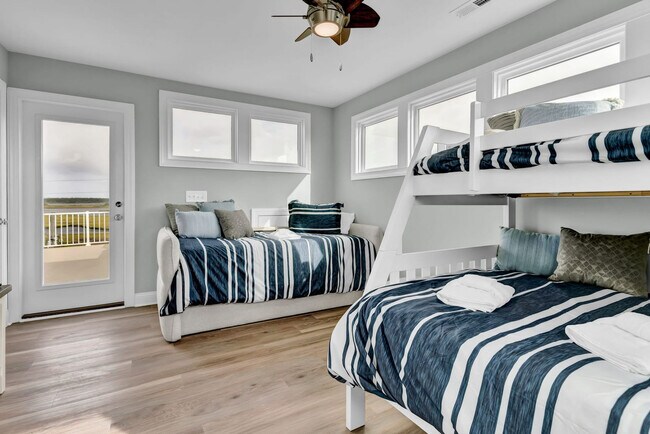 Foto del edificio - 822 S Topsail Dr
