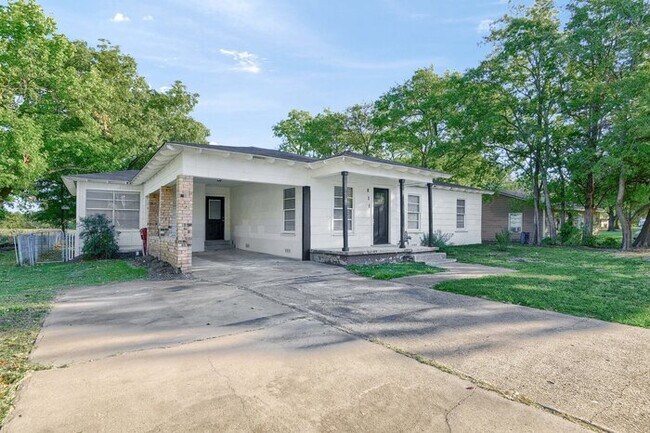 Building Photo - 811 Seven Oaks Rd