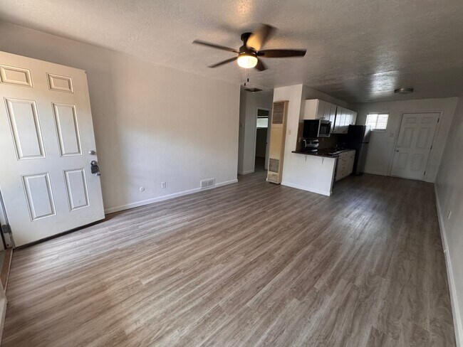 Building Photo - 9400 Candelaria Rd NE