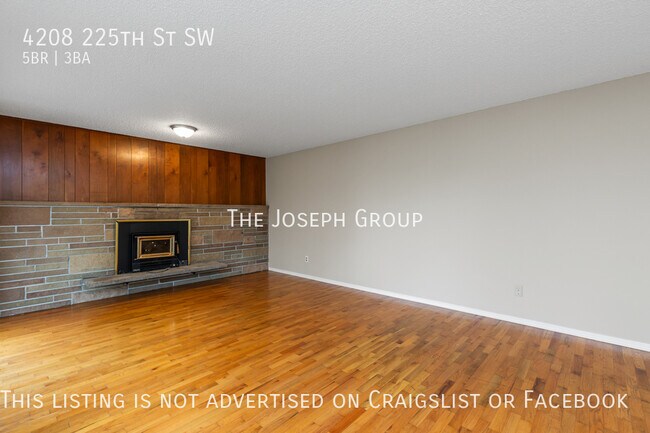 Building Photo - Gorgeous 5 bed/ 2.75 ba, prime location in...