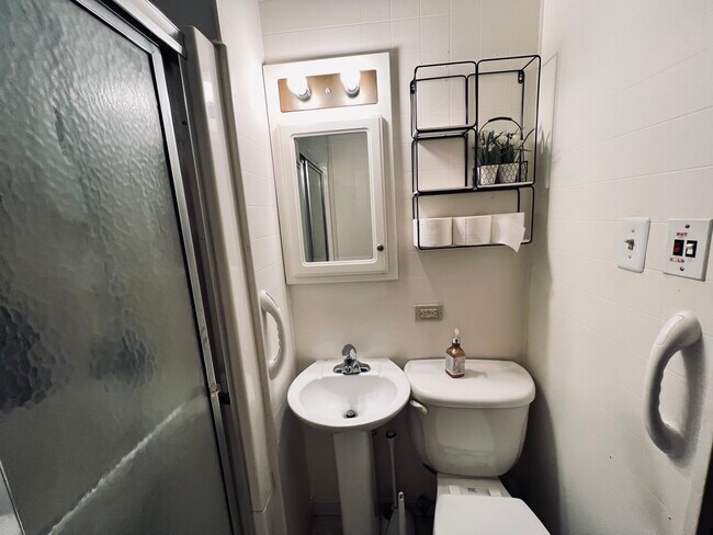 Foto del edificio - 202 Hartland Ave