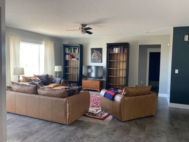 Foto del edificio - 1 bedroom, shared bathroom, kitchen, livin...