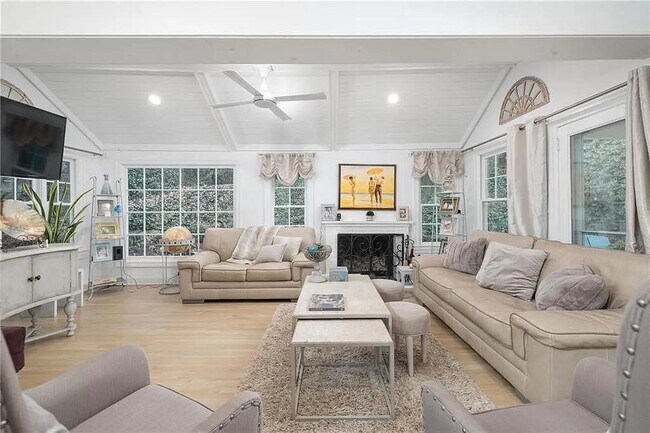 Foto del edificio - 302 Hascall Rd NW