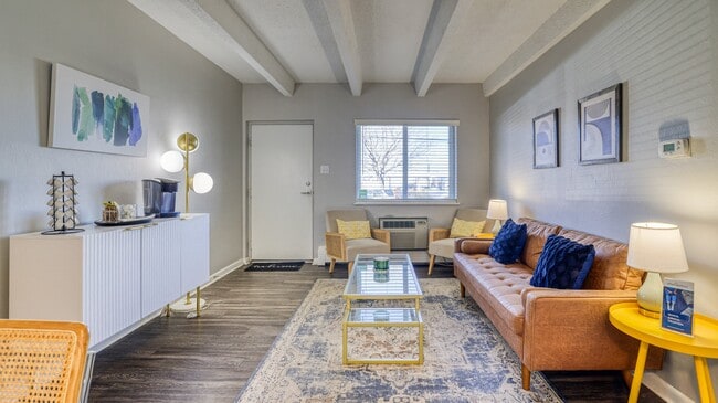 Building Photo - 1600 S Albion