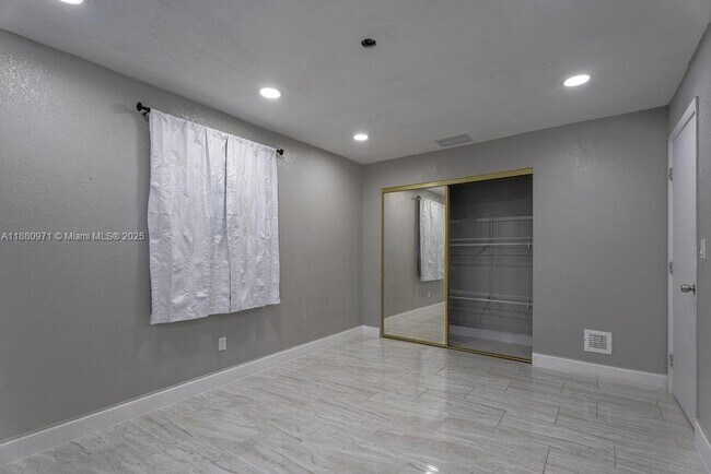 Building Photo - 5551 SW 37th St