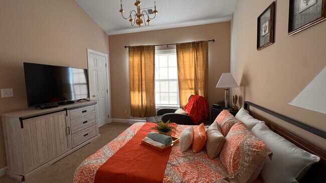 Dormitorio principal con TV - 3973 Forsythia Ct