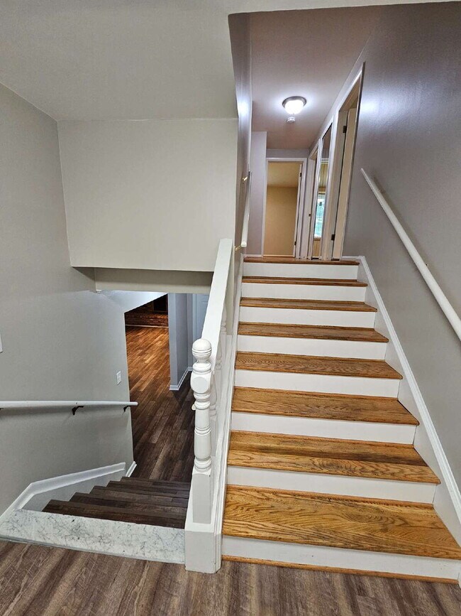 Foto del edificio - Private 4 Bedroom Home on 0.75 Acres with Great Room Fireplace, Wet Bar & 3-Season Room, 2 Car At...