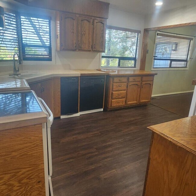Foto del edificio - 1430 NE Sherman Ln