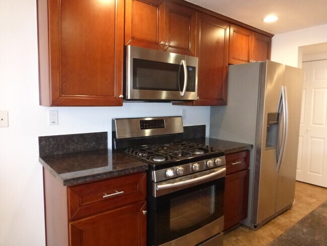 Building Photo - Large San Pedro Condo for Lease | 3 Bed - 2 Bath | 2 Garage Spaces
