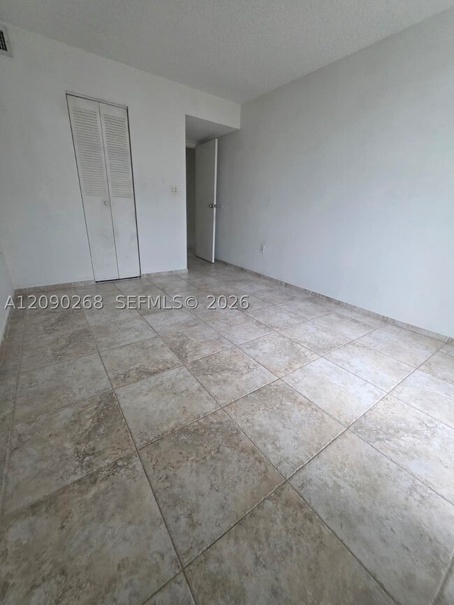 Building Photo - 16950 DixieB225 B-225