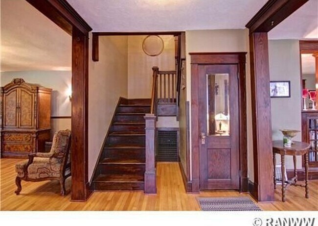 Foto del edificio - 4 Bedroom House with Amazing Hardwood Thro...