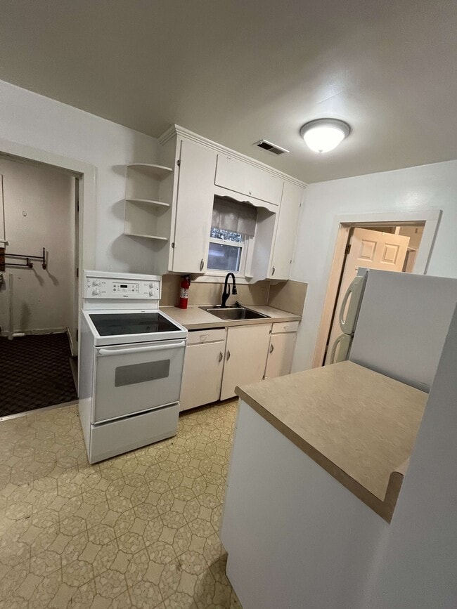 Building Photo - 808 E Lincoln St