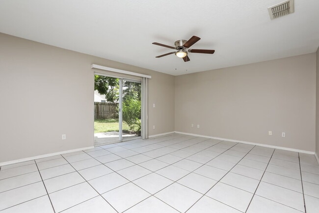 Foto del edificio - 1018 Corkwood Dr