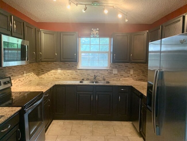 Building Photo - 3 Bd / 2 Bath Home in Pinehurst Subd.
