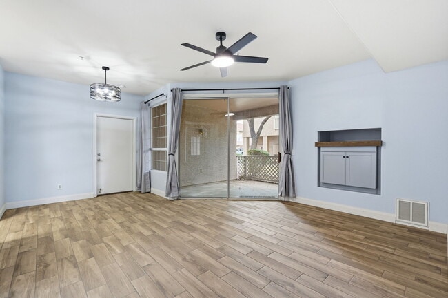 Building Photo - 1633 E Lakeside Dr