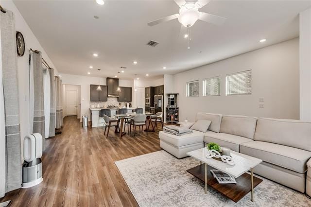 Foto del edificio - 7545 Regal Ln