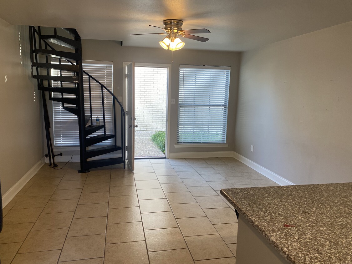 Sala de estar con escaleras para habitación - Burbank Lofts