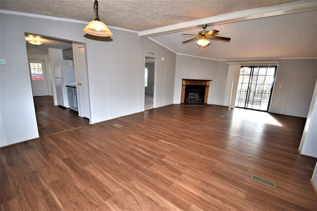 Building Photo - 3 Bedroom Pet Friendly Home For Rent in Th...