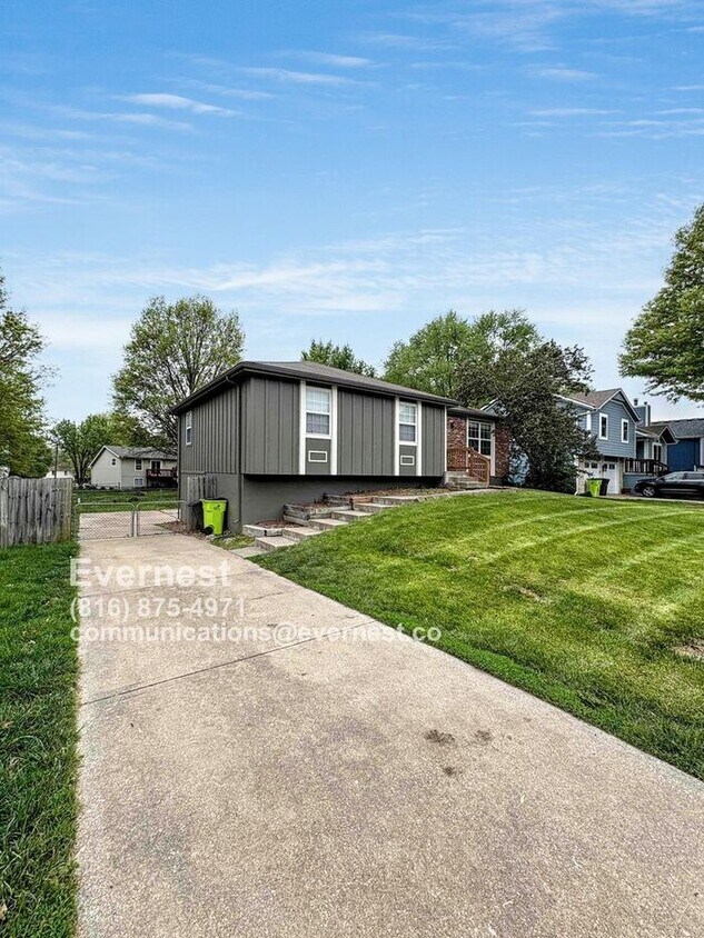 Foto principal - Charming 3-Bedroom Home with Fenced Yard /...