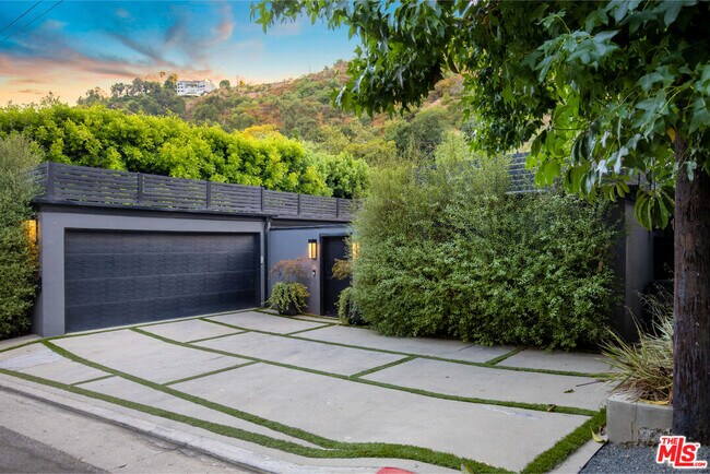 Building Photo - 1833 Franklin Canyon Dr