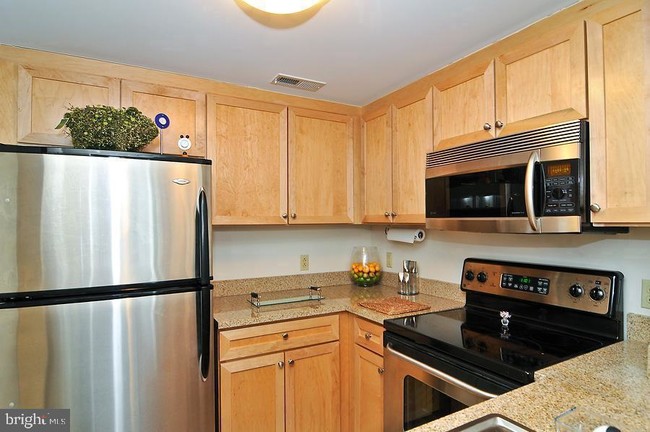 Building Photo - 1150 K St NW