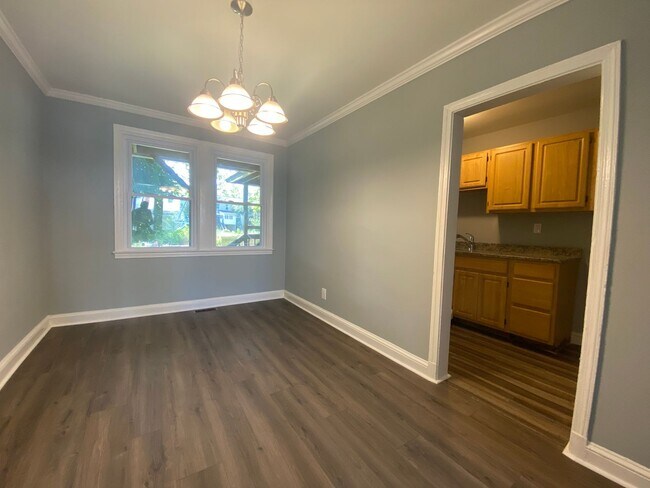 Building Photo - 3 bed, 1 bath | $1500 | 5208 Craig Ave Bal...