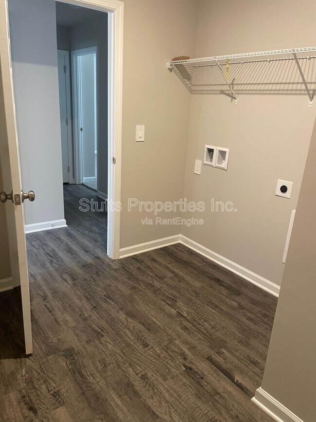 Foto del edificio - 220 Faded Rose Ln