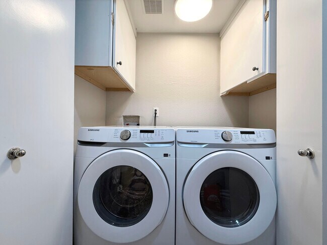 Foto del edificio - 8354 Drop Camp St