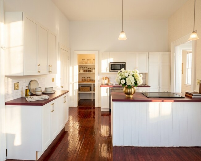 Cocina amplia y funcional con zona de comedor y despensa independiente. - 87 Prospect Ave