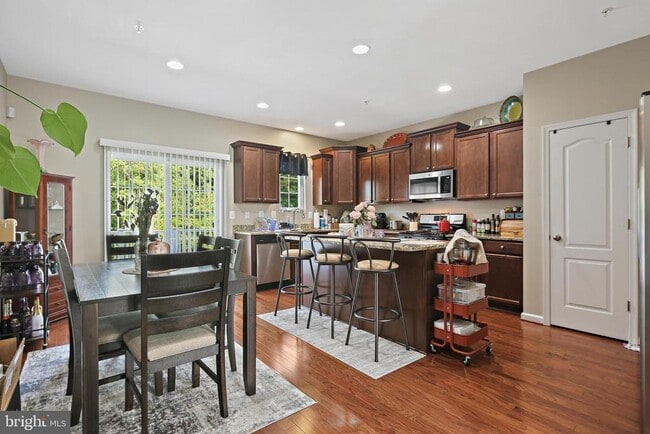 Building Photo - 7425 Willow View Ln