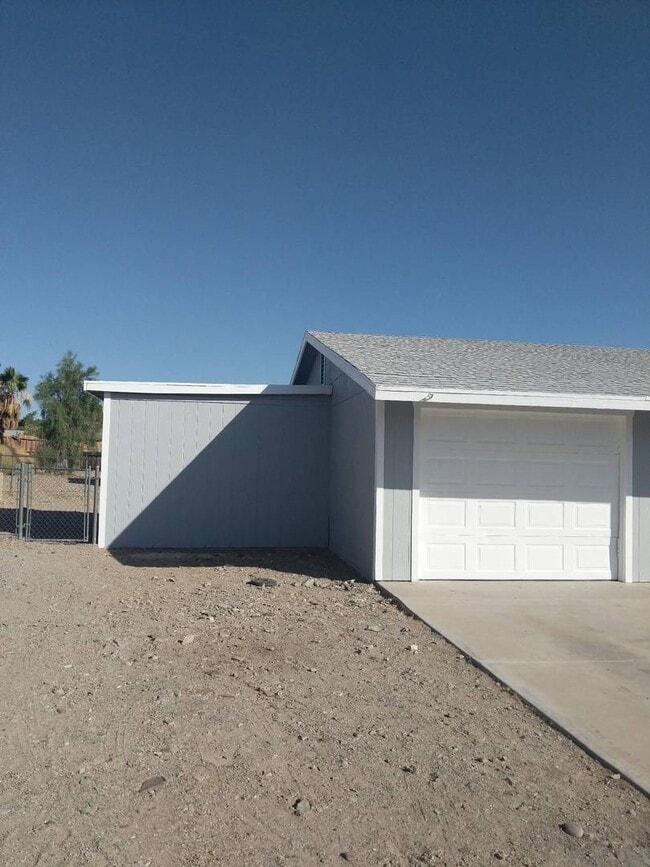 Building Photo - 3 Bedroom House in Fort Mohave